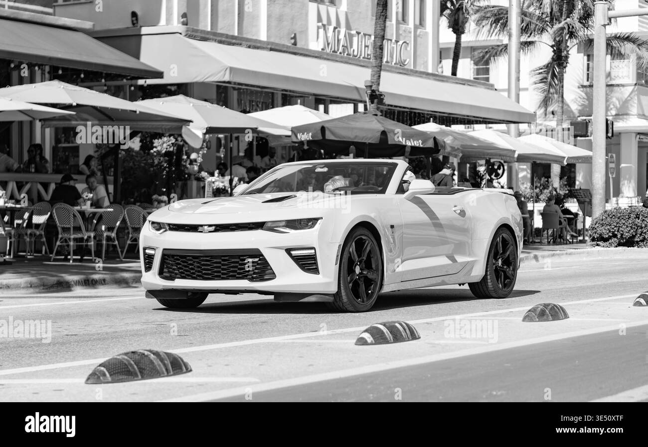 Miami, Florida, Stati Uniti - 24 novembre 2024: Auto di colore giallo Chevy Camaro all'aperto. Chevrolet Camaro convertibile, vista angolo. Chevrolet Camaro Foto Stock