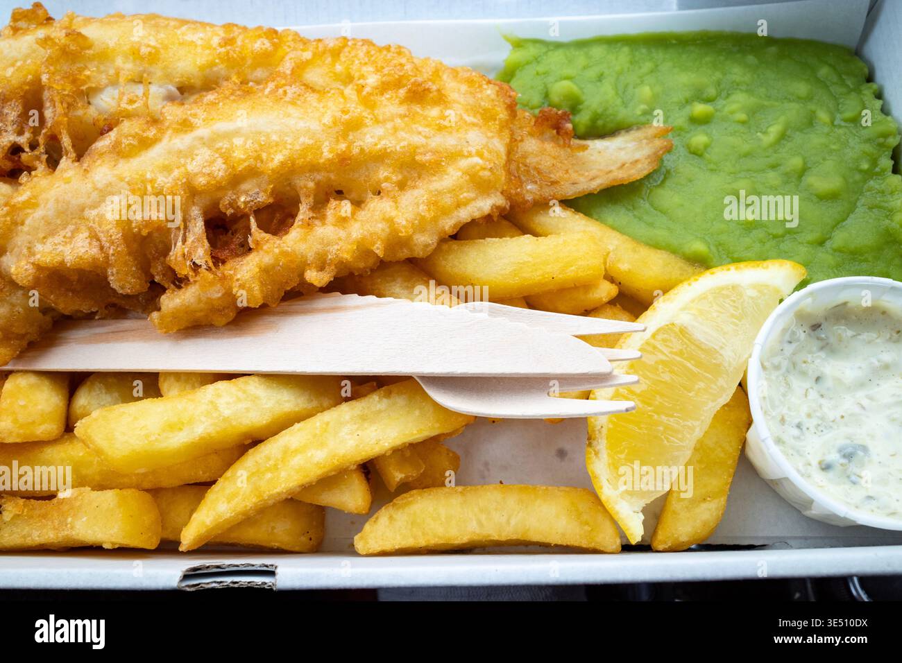 Fish & chips da asporto dal caffè di Felixstowe Ferry con salsa tarta e piselli molli Foto Stock