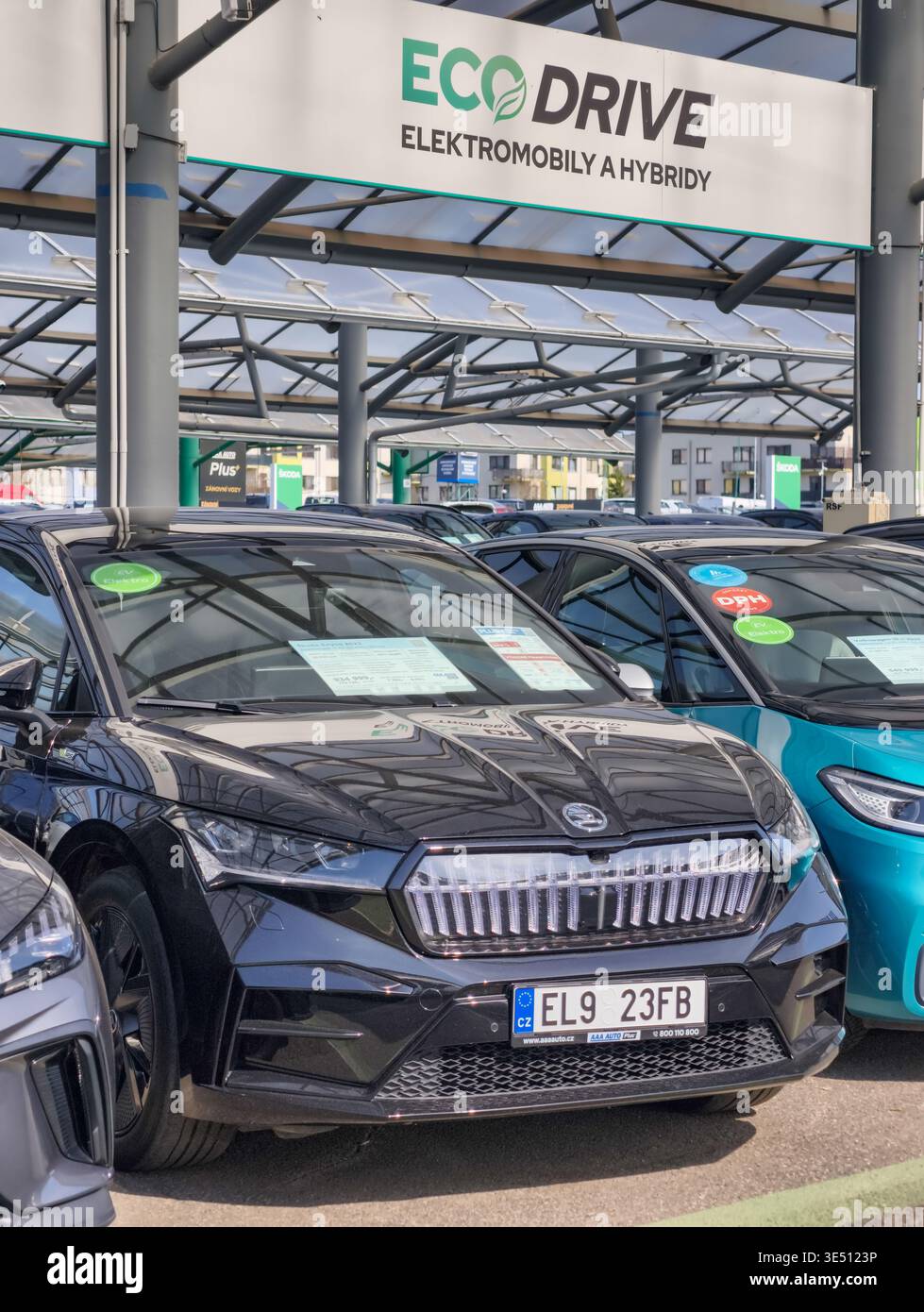 Praga, Repubblica Ceca – 28 marzo 2026: Auto elettriche e ibride in vendita al mercato automobilistico all'aperto con listini prezzi e cartellonistica per veicoli ecologici a Praga Foto Stock
