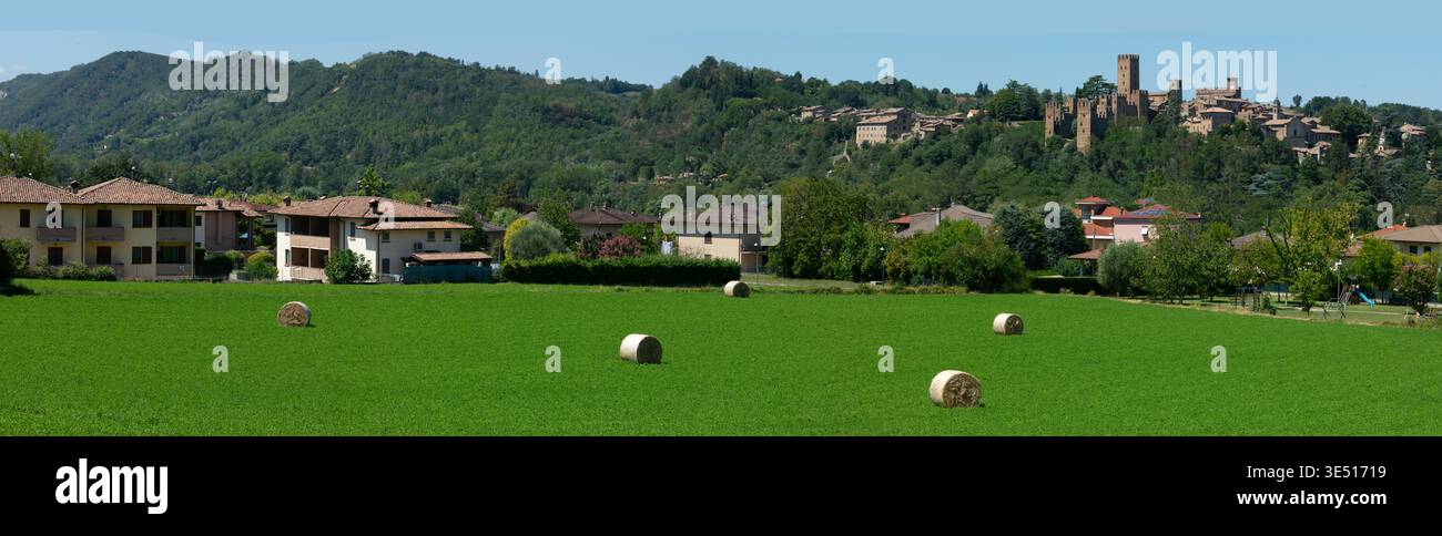 Castell'Arquato città medievale panorama aereo con balle di fieno sul campo verde regione Parma Italia alta risoluzione paesaggio rurale ad angolo ampio stampa mondo Foto Stock