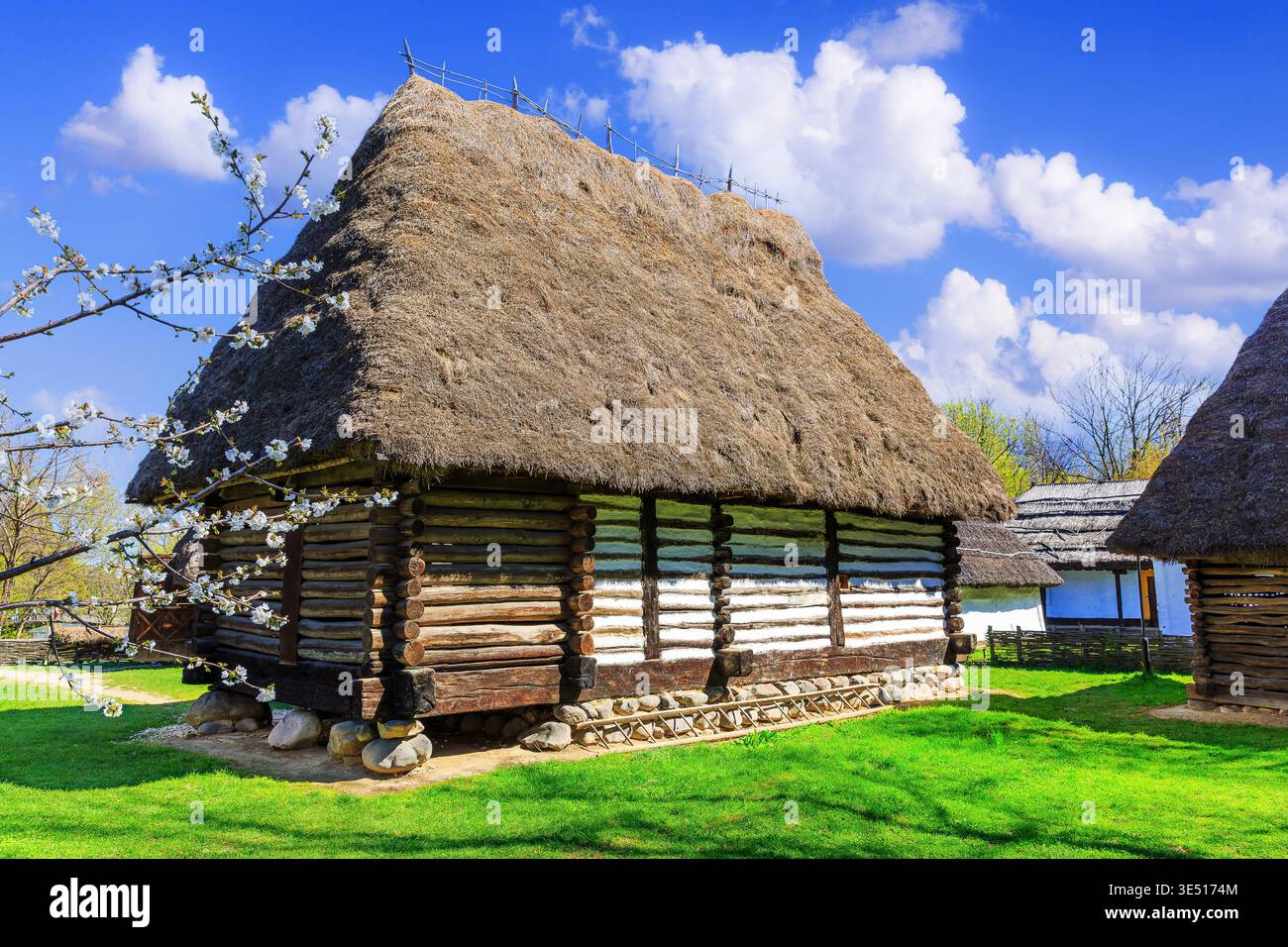 Bucarest, Romania. Vecchia casa tradizionale nel museo etnografico. Foto Stock
