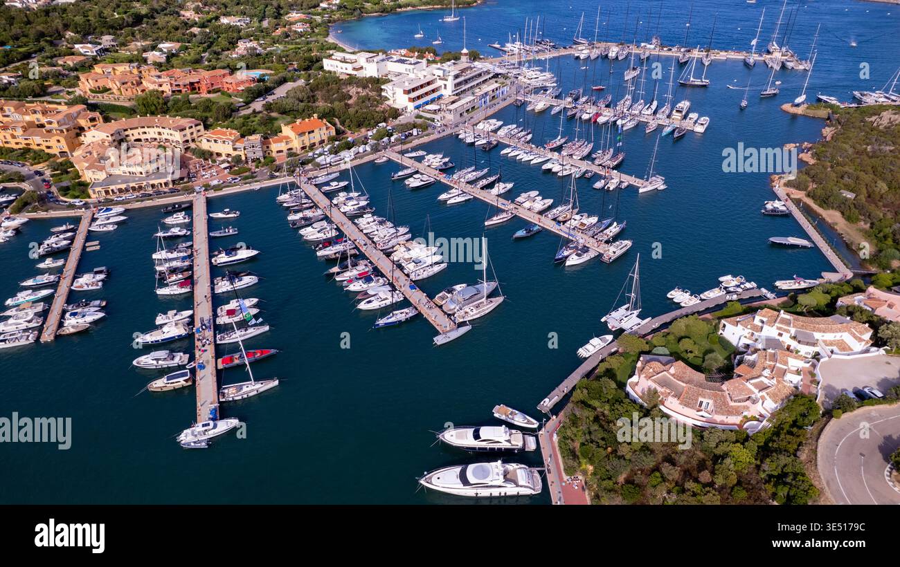 Italia Sardegna Porto Cervo yacht di lusso marina drone panorama . Costa color smeraldo della Costa Smeralda con barche costose. Parete stile di vita mediterraneo d'élite Foto Stock