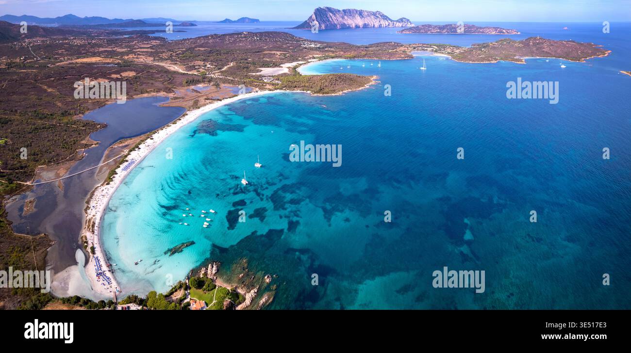 Sardegna Cala Brandinchi e Lu Impostu con vista droni sull'isola di Tavolara. Baia turchese panoramica e laghi salati. San Teodoro Italia Travel wall art 8K Foto Stock