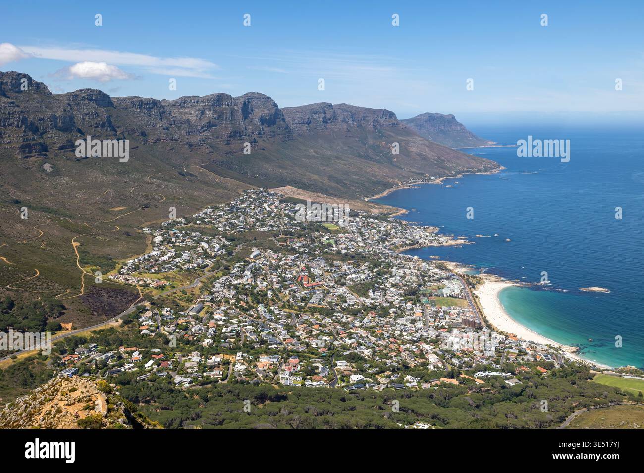 Vista dalla cima del Lion’s Head, Città del Capo, Sudafrica, che mostra la catena montuosa dei Dodici Apostoli, Camps Bay, una spiaggia di sabbia bianca e l’Atlantico Foto Stock