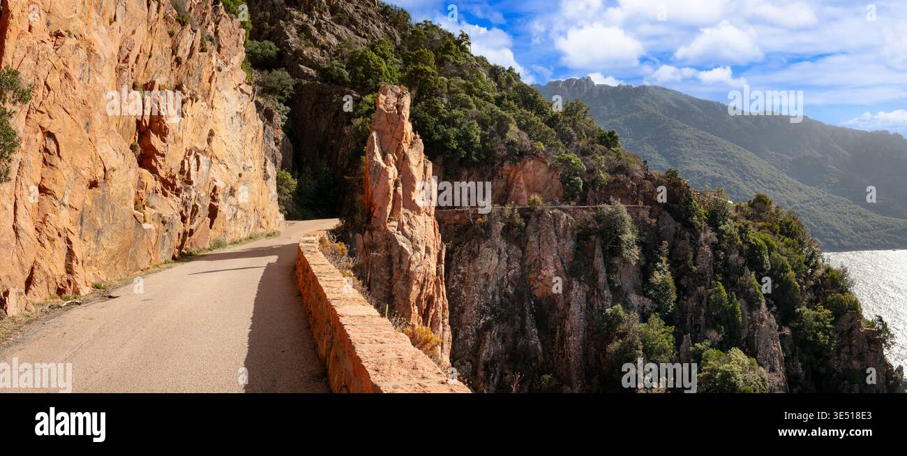 Corsica D81 Scenic Road Panorama 11K, stretta strada tortuosa su Precipice tra le scogliere di granito arancione, incredibile vista del Golfo di Porto e del Mediterraneo Foto Stock