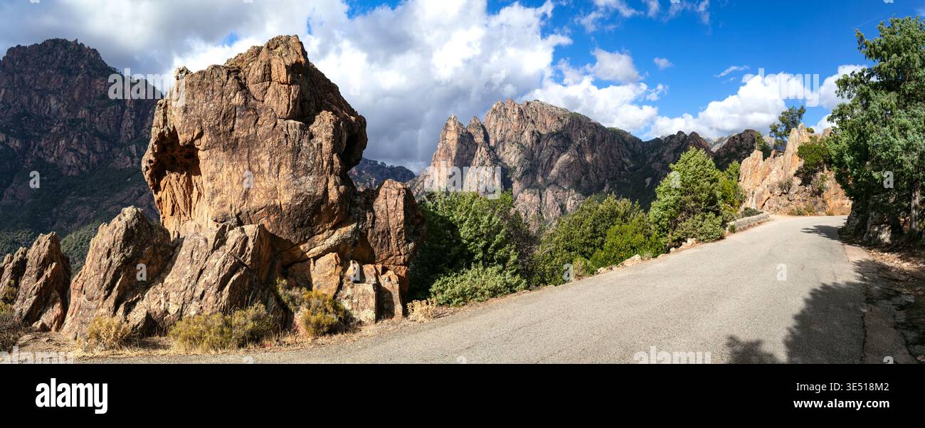 Corsica D81 Road Trip Panorama 11K, Scenic Empty Road tra Red Granite Rocks. Viaggi di avventura estrema a Les Calanches de piana, alta res Francia Foto Stock