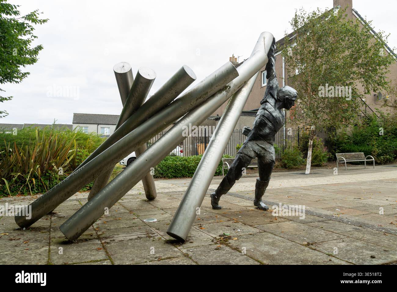 La figura in bronzo di Prop che regge su sei forme in acciaio inossidabile dell'artista David Annand, Lochgelly, Fife Foto Stock