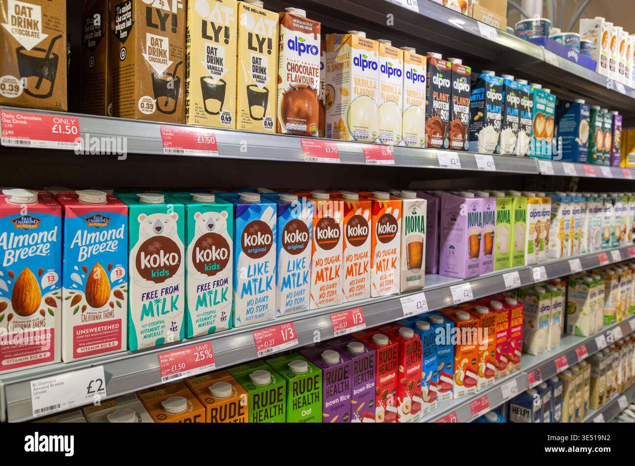 Una varietà di alternative di latte vegetale sugli scaffali dei supermercati Foto Stock