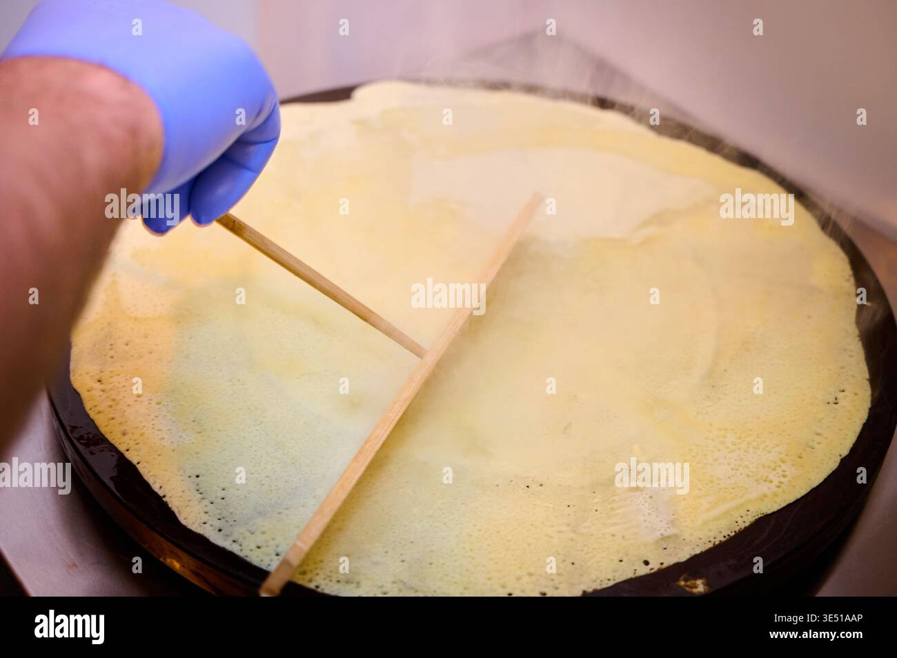 Preparare pancake rumeni con cioccolato sulla griglia elettrica Foto Stock