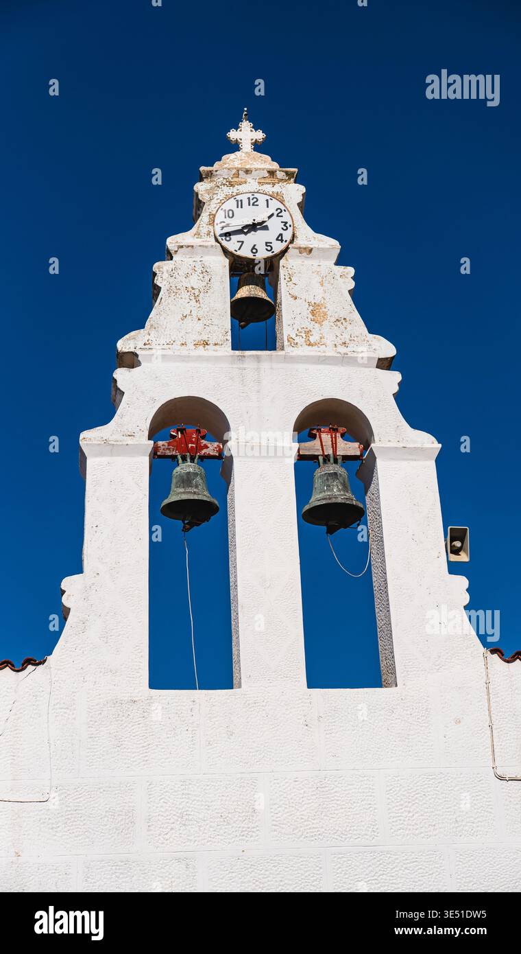 primo piano di un campanile di una chiesa contro un cielo blu Foto Stock