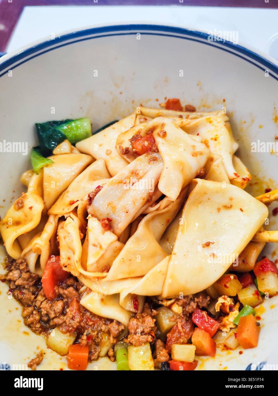 Tagliatelle Biangbiang a Xian, Shaanxi, Cina. Biang biang mian, cucina cinese Shaanxi servita a Xian Foto Stock
