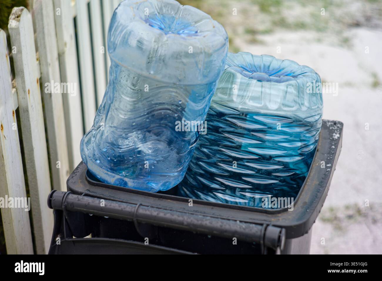 un mucchio di bottiglie di plastica gettate nel contenitore, scene invernali Foto Stock