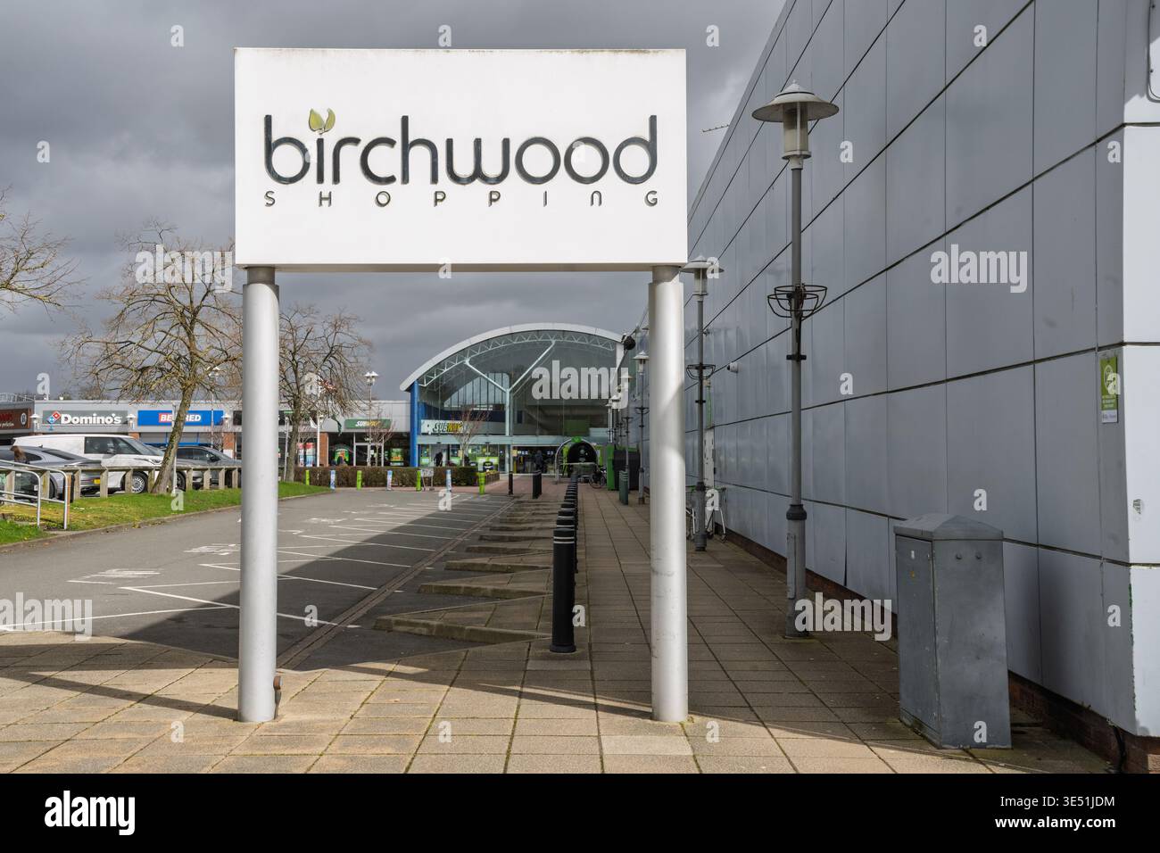 Il centro commerciale Birchwood di Warrington offre un ambiente vivace con gli amanti dello shopping che esplorano vari negozi e ristoranti. Il cielo coperto aggiunge un tocco intrigante Foto Stock
