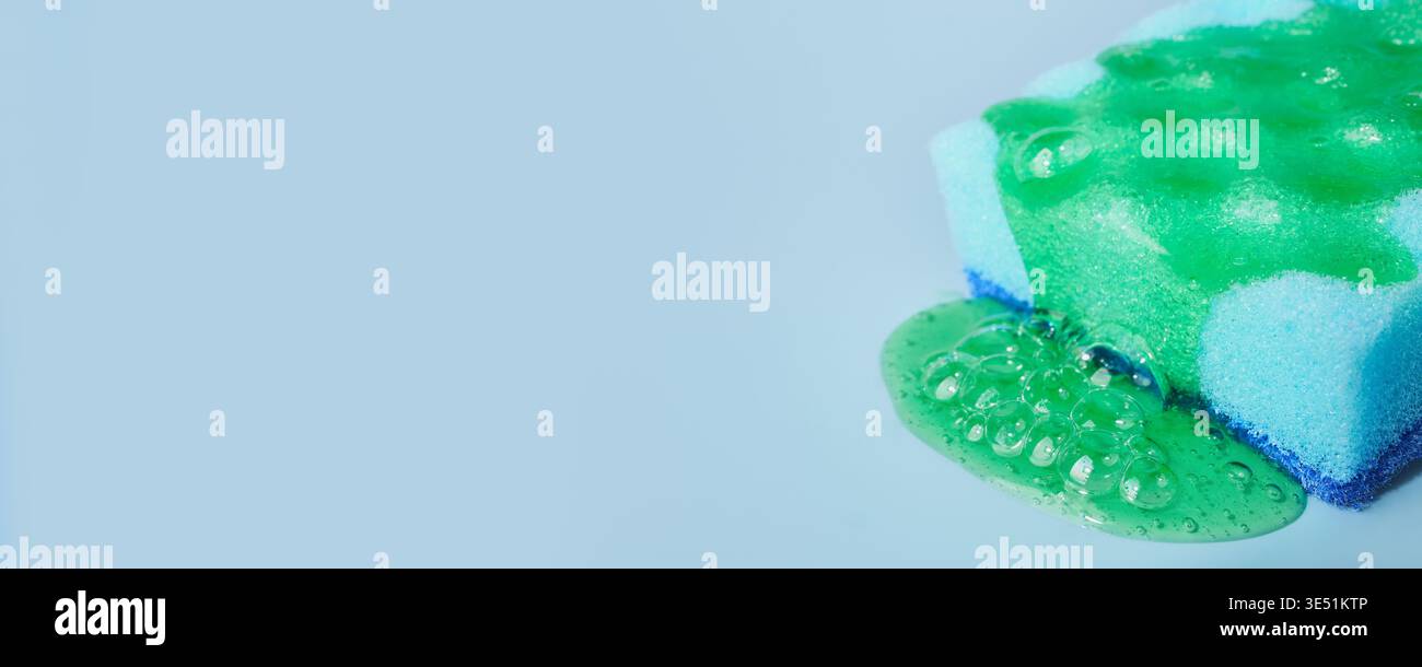 Spugna per pulizia colorata con schiuma detergente, formato banner Foto Stock