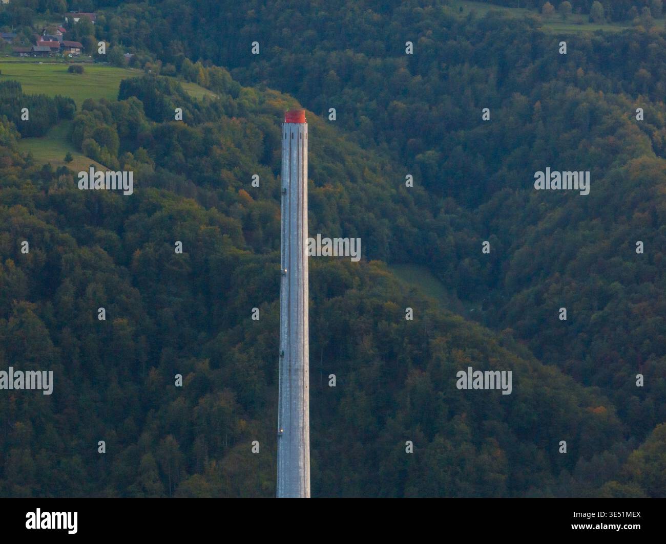 Questa vista aerea mostra l'alto camino di una vecchia centrale a carbone a Trbovlje, in Slovenia, ora inattiva e parte della transizione energetica. Foto Stock