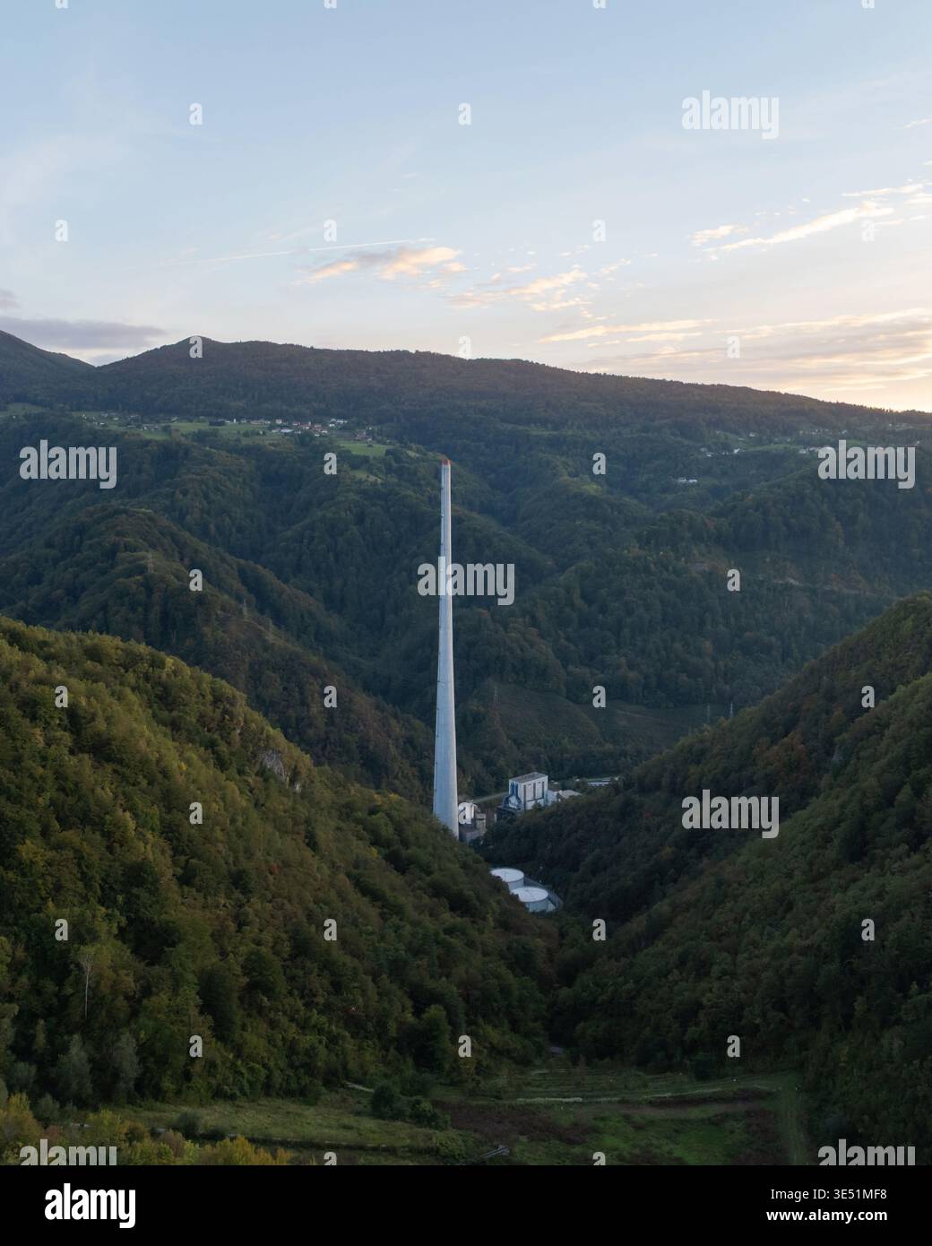 La vista aerea mostra un camino industriale in un sito che un tempo era una centrale a carbone a Trbovlje in Slovenia, che illustra la transizione energetica. Foto Stock