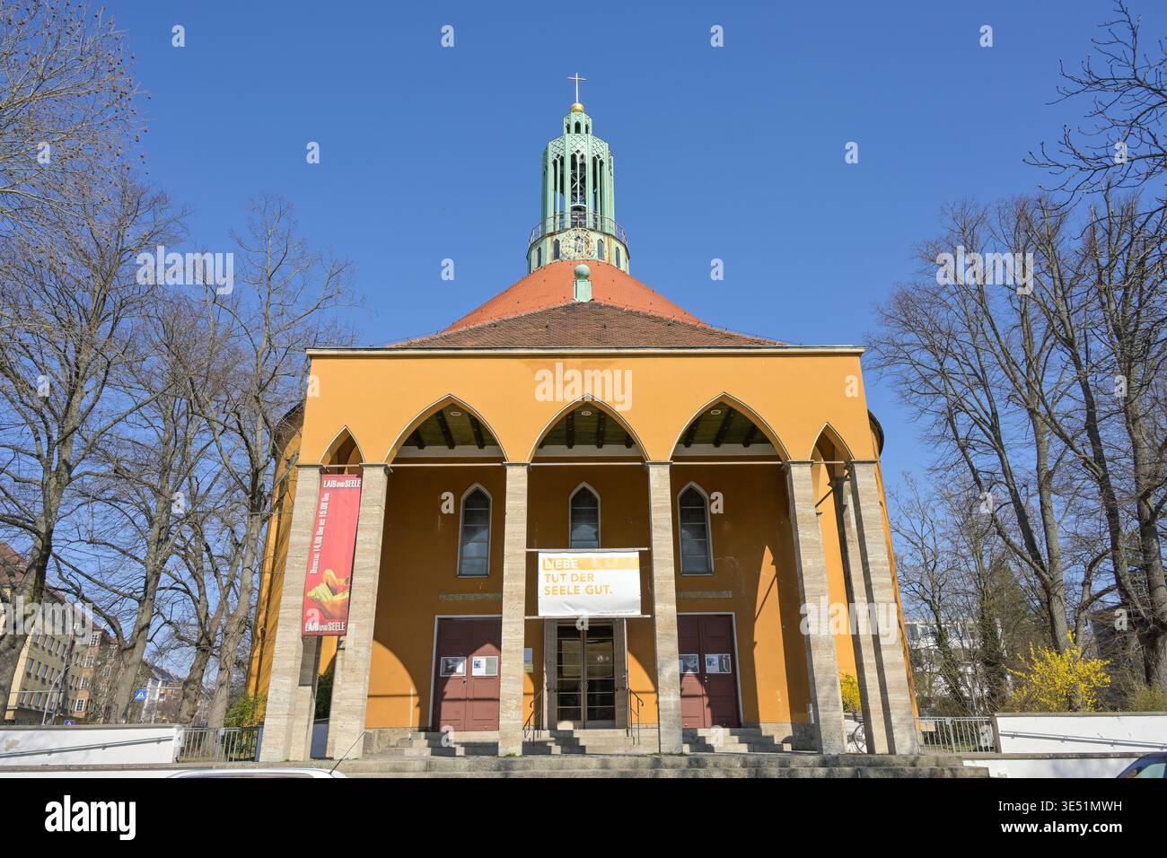 Evangelische Kirche auf dem Tempelhofer Feld, Rundkirche Wolffring / Ecke Boelckestraße, Tempelhof, Berlin, Deutschland Foto Stock