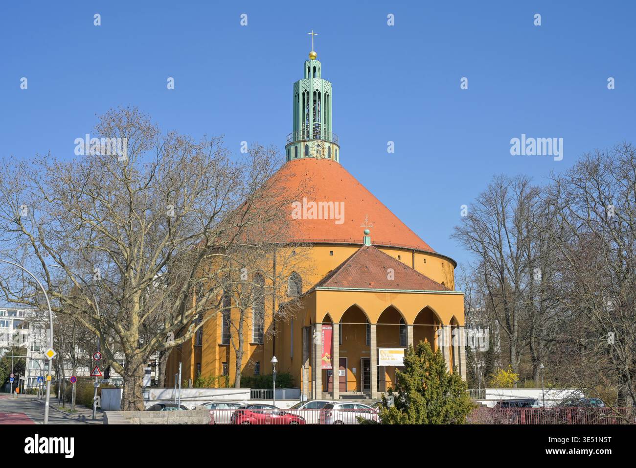 Evangelische Kirche auf dem Tempelhofer Feld, Rundkirche Wolffring / Ecke Boelckestraße, Tempelhof, Berlin, Deutschland Foto Stock