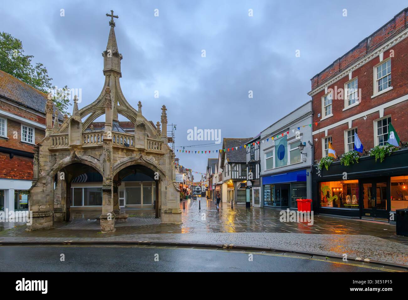 Il mercato di Poultry Cross del XIV secolo, che segna il sito di ex mercati medievali con Butcher Row Street dietro, a Salisbury, Inghilterra Foto Stock