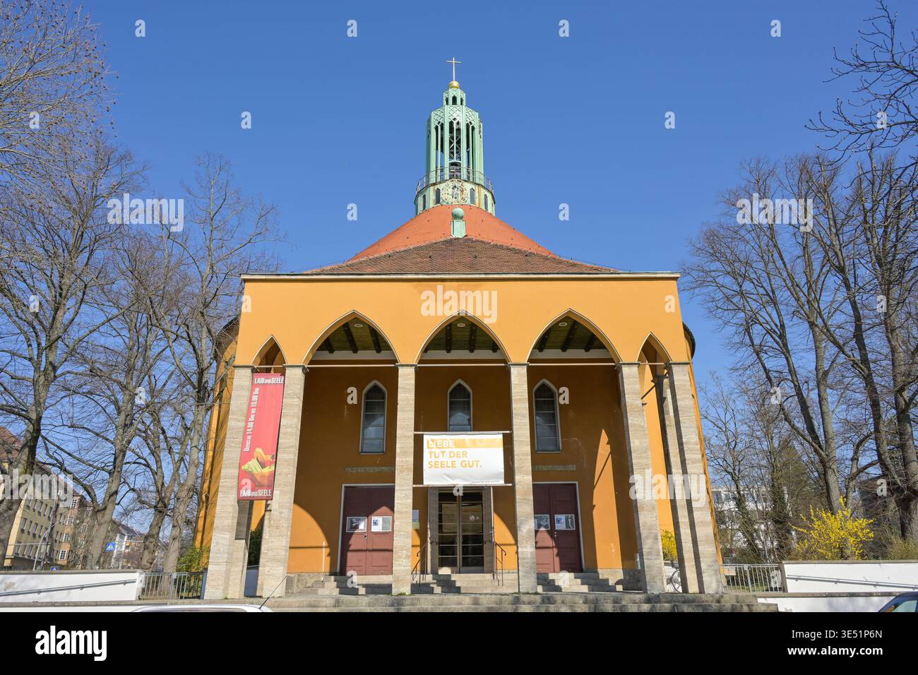Evangelische Kirche auf dem Tempelhofer Feld, Rundkirche Wolffring / Ecke Boelckestraße, Tempelhof, Berlino, Deutschland *** Chiesa evangelica sul campo di Tempelhof, Chiesa rotonda Wolffring corner Boelckestraße, Tempelhof, Berlino, Germania Foto Stock