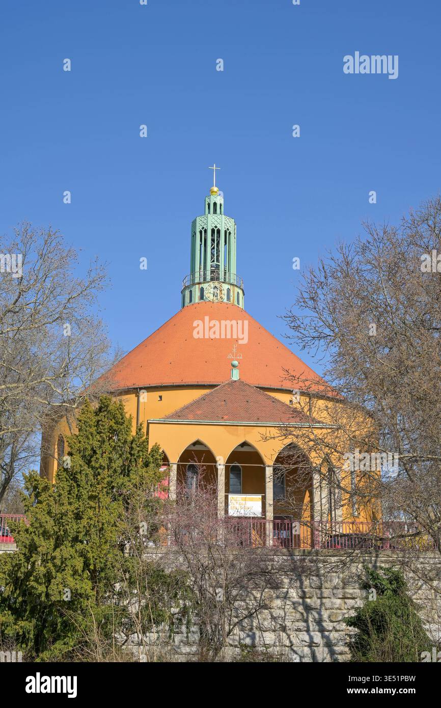 Evangelische Kirche auf dem Tempelhofer Feld, Rundkirche Wolffring / Ecke Boelckestraße, Tempelhof, Berlino, Deutschland *** Chiesa evangelica sul campo di Tempelhof, Chiesa rotonda Wolffring corner Boelckestraße, Tempelhof, Berlino, Germania Foto Stock
