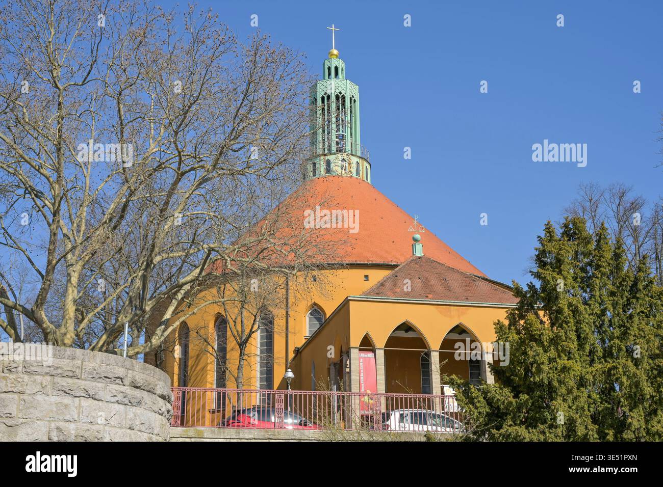 Evangelische Kirche auf dem Tempelhofer Feld, Rundkirche Wolffring / Ecke Boelckestraße, Tempelhof, Berlino, Deutschland *** Chiesa evangelica sul campo di Tempelhof, Chiesa rotonda Wolffring corner Boelckestraße, Tempelhof, Berlino, Germania Foto Stock