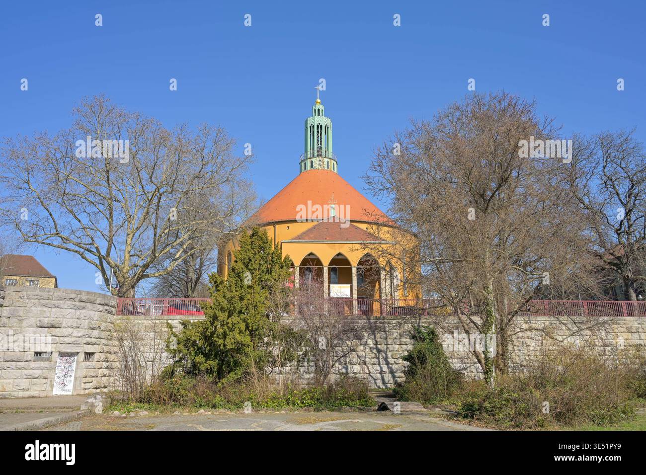 Evangelische Kirche auf dem Tempelhofer Feld, Rundkirche Wolffring / Ecke Boelckestraße, Tempelhof, Berlino, Deutschland *** Chiesa evangelica sul campo di Tempelhof, Chiesa rotonda Wolffring corner Boelckestraße, Tempelhof, Berlino, Germania Foto Stock