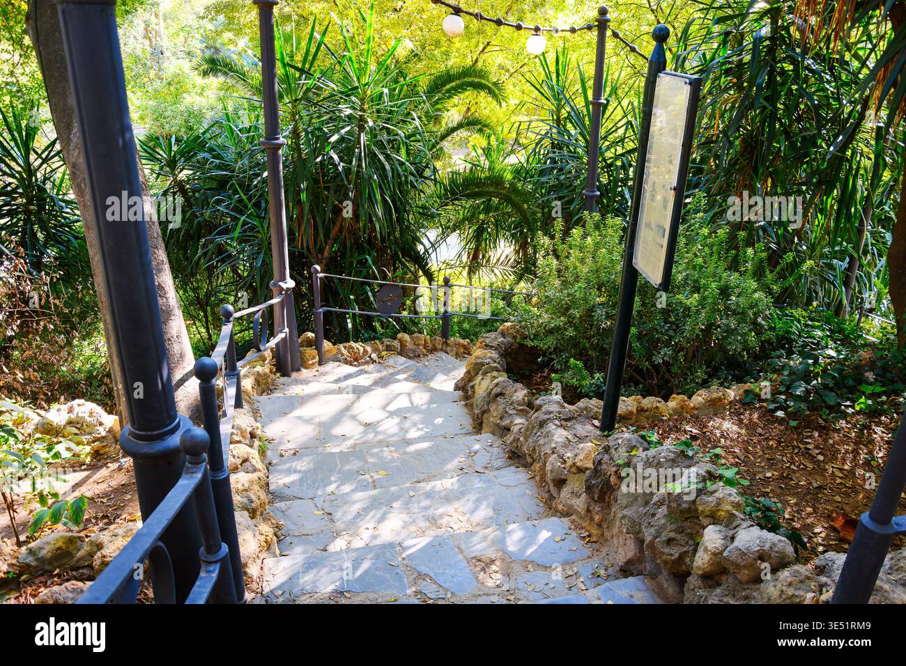 Una sinuosa scalinata in pietra nei giardini del Monte Gurugú all'interno del Parco Maria Luisa con sentieri in pietra, scale e una cascata, a Siviglia in Spagna. Foto Stock