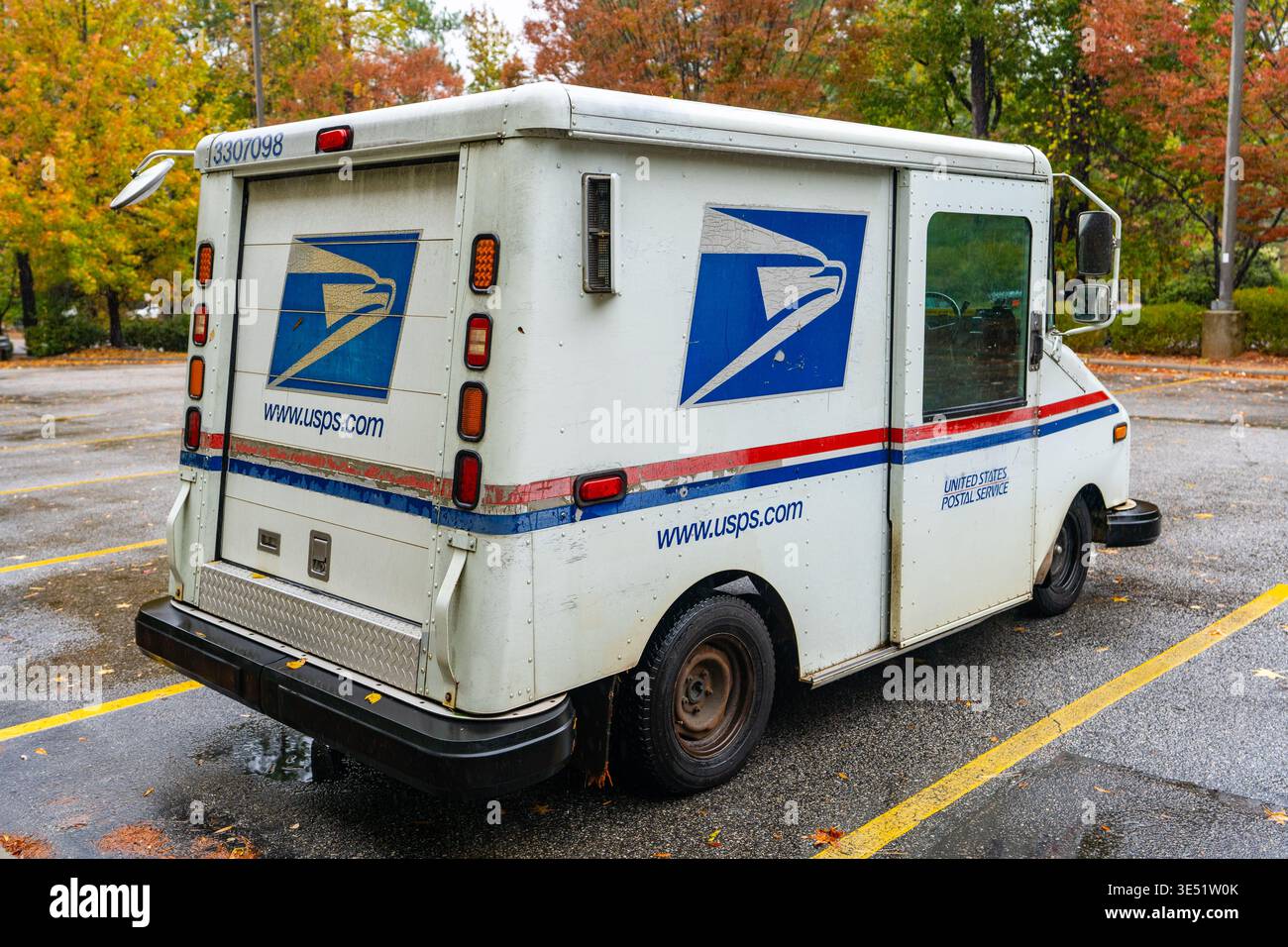 Grumman LLV United States Postal Service mail Truck parcheggiato nel lotto con Classic Postal Delivery Vehicle Design Foto Stock