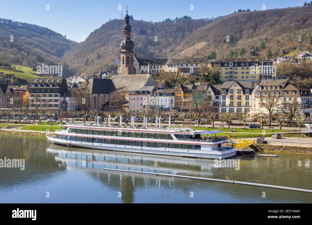 Nave da crociera al molo nel centro storico di Cochem, Germania Foto Stock