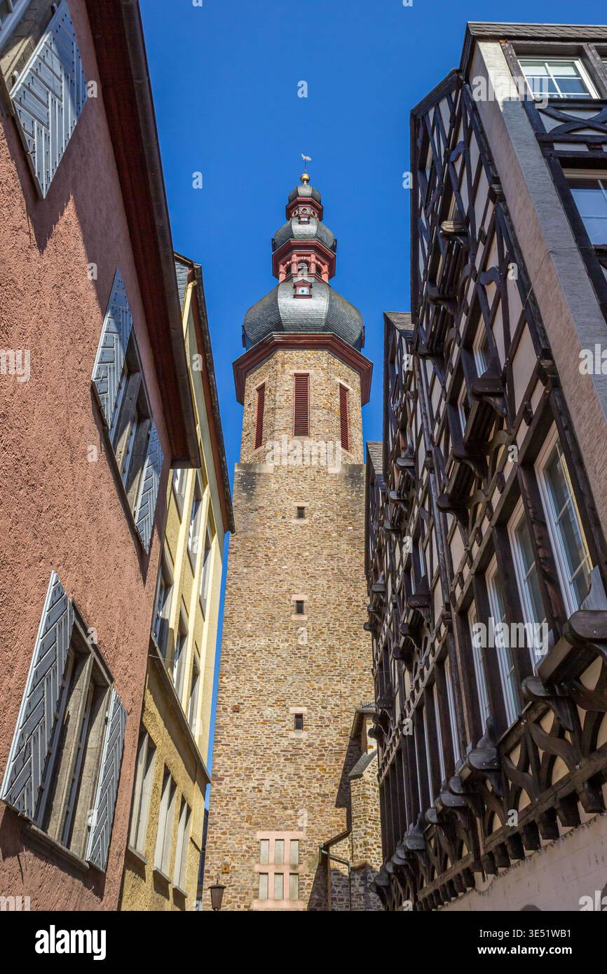 Torre a cupola a cipolla della storica chiesa di San Martino a Cochem, Germania Foto Stock