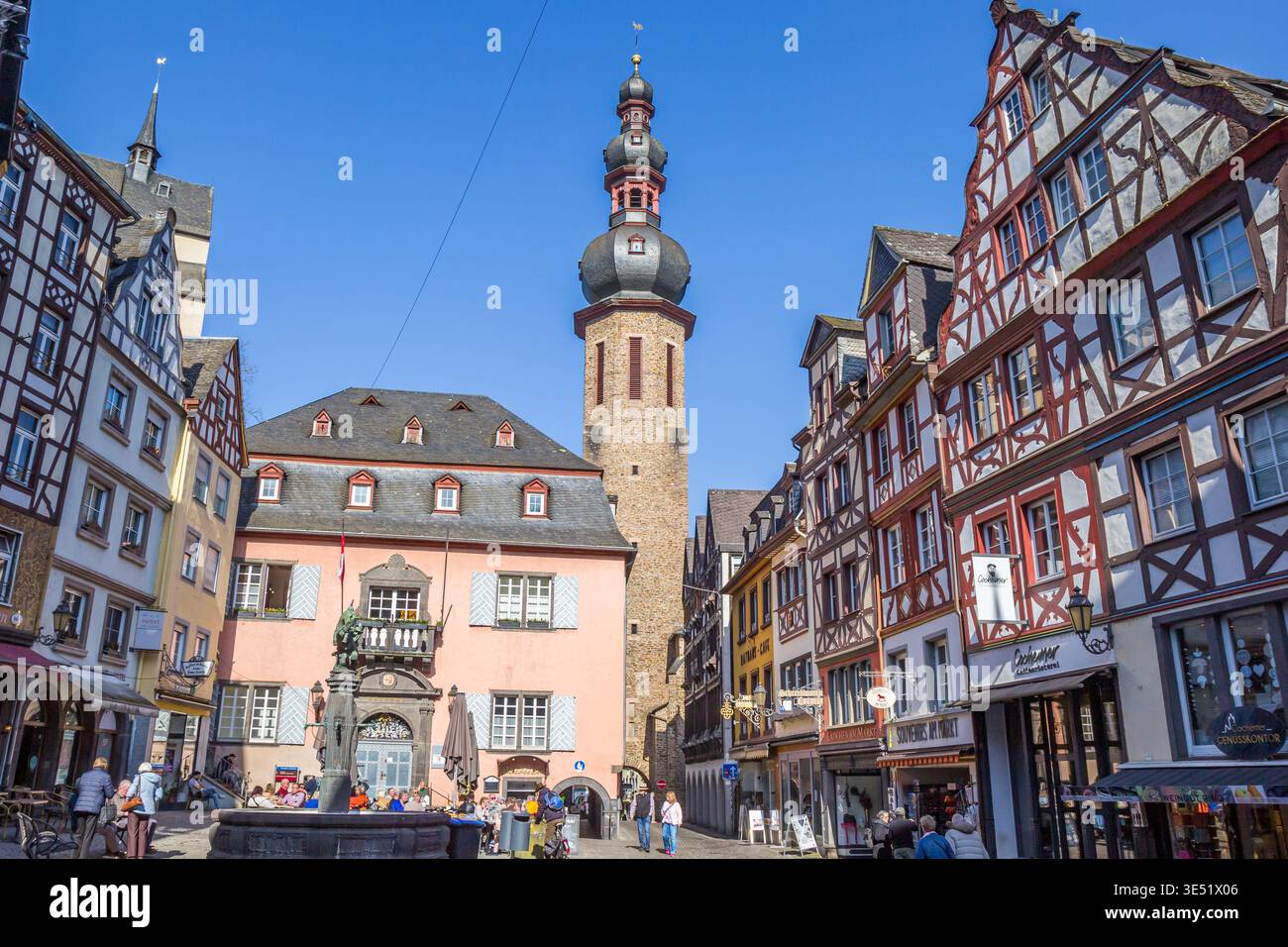 Piazza del mercato con negozi e caffetterie nel centro storico di Cochem, Germania Foto Stock