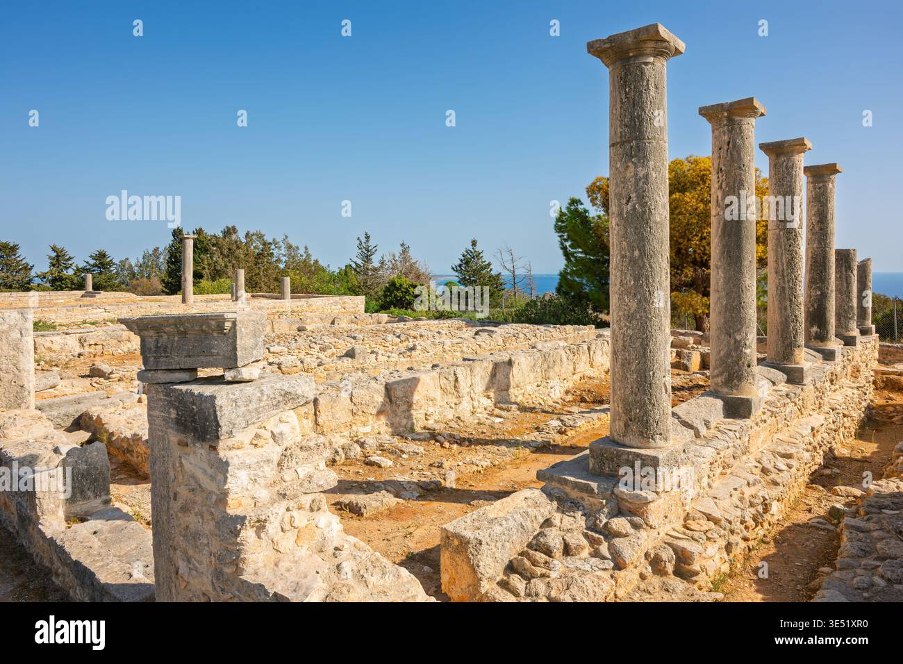Le antiche rovine del Santuario di Apollo Hylates, un importante sito archeologico vicino all'antica città di Kourion a Cipro con il Mediterraneo Foto Stock