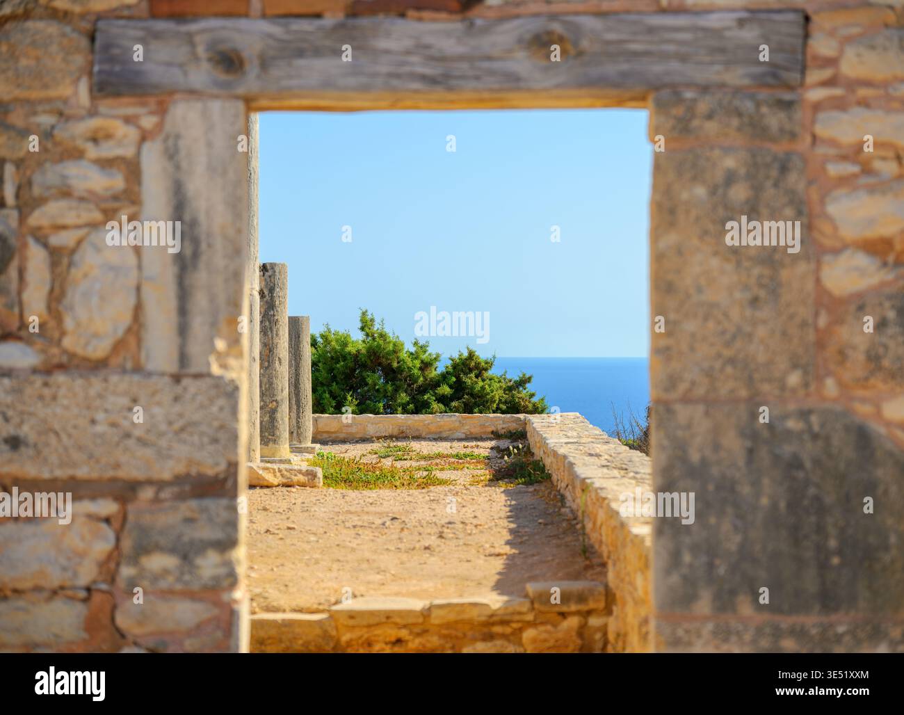 Vista del Mar Mediterraneo dalle rovine di una villa greco-romana presso l'antico Santuario di Apollon Hylates vicino a Kourion, sull'isola di Cipro. Foto Stock