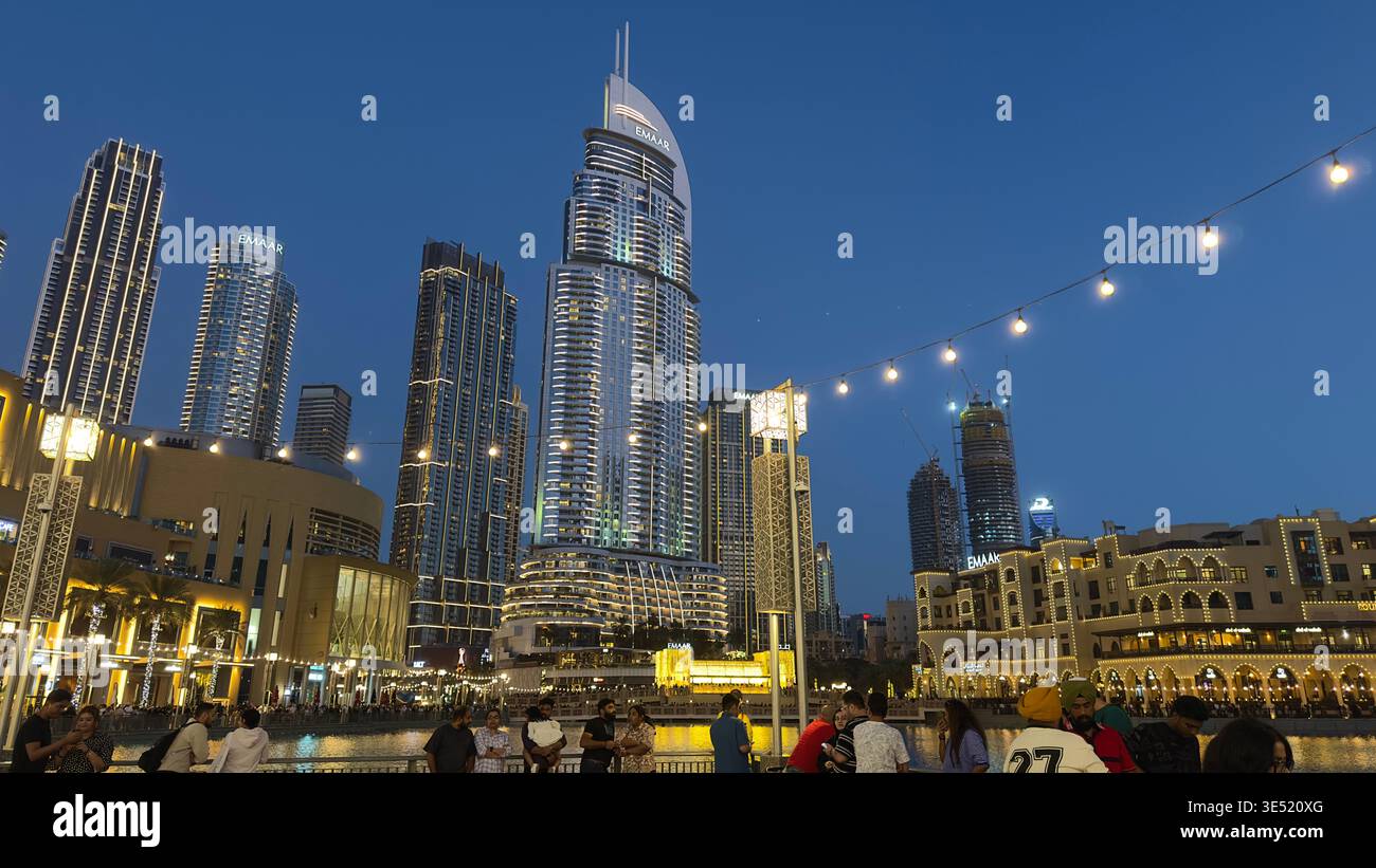 Vista panoramica notturna dello spettacolo della fontana di Dubai con il Burj Khalifa illuminato e lo skyline del centro di Dubai che si riflette nel lago, Emirati Arabi Uniti Foto Stock