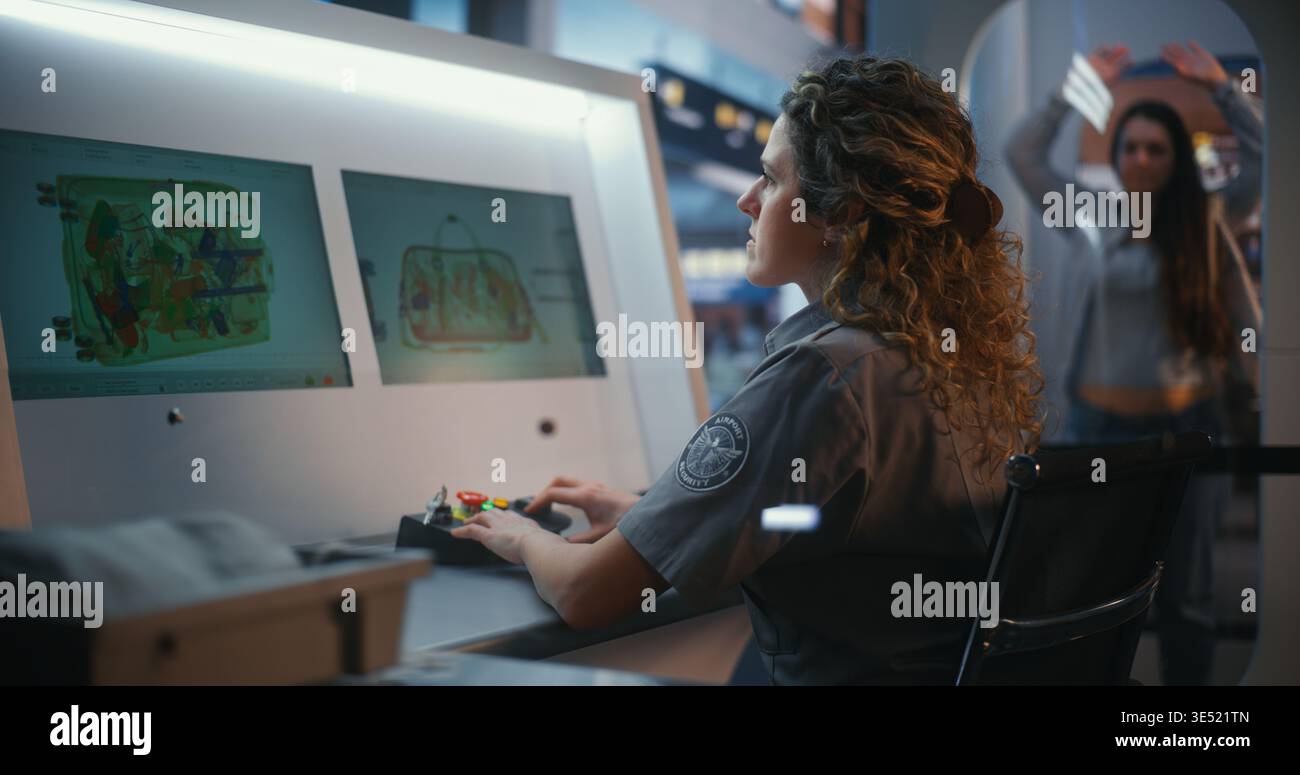 Un agente femminile concentrato in uniforme gestisce il sistema di scansione al checkpoint di sicurezza mentre i viaggiatori passano in background. Sicurezza nazionale affidabile, servizio professionale, sdoganamento efficiente. Foto Stock