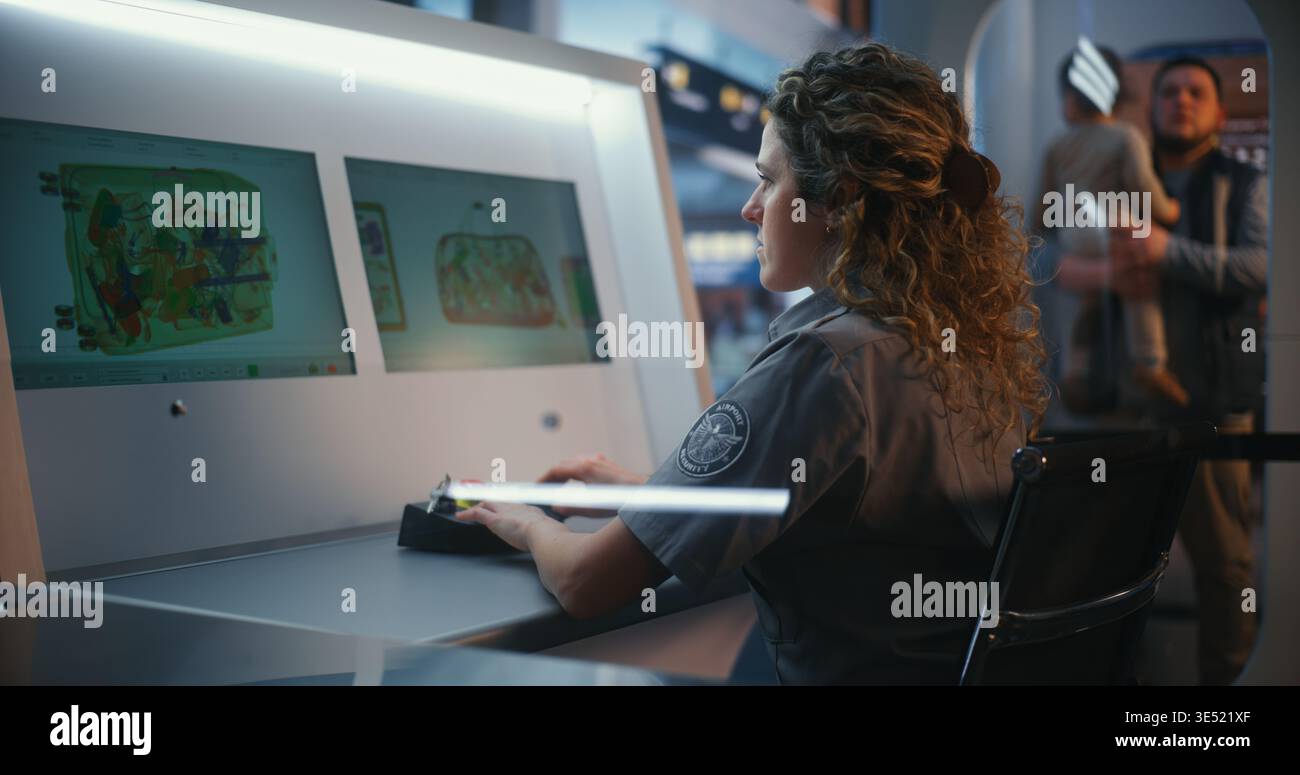 Un agente femminile concentrato in uniforme gestisce il sistema di scansione al checkpoint di sicurezza mentre i viaggiatori passano in background. Sicurezza nazionale affidabile, servizio professionale, sdoganamento efficiente. Foto Stock