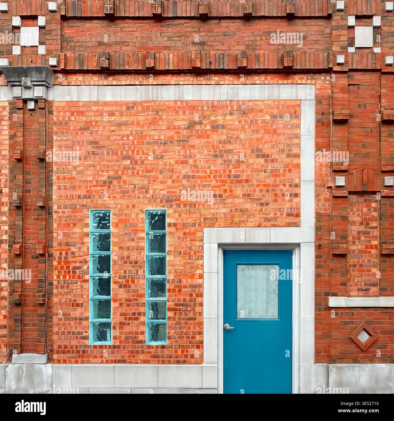 Dettaglio architettonico di un edificio in mattoni a Chicago, caratteristico delle concessionarie automobilistiche e dei garage degli anni '1920. - Immagine stock catturata con smartphone