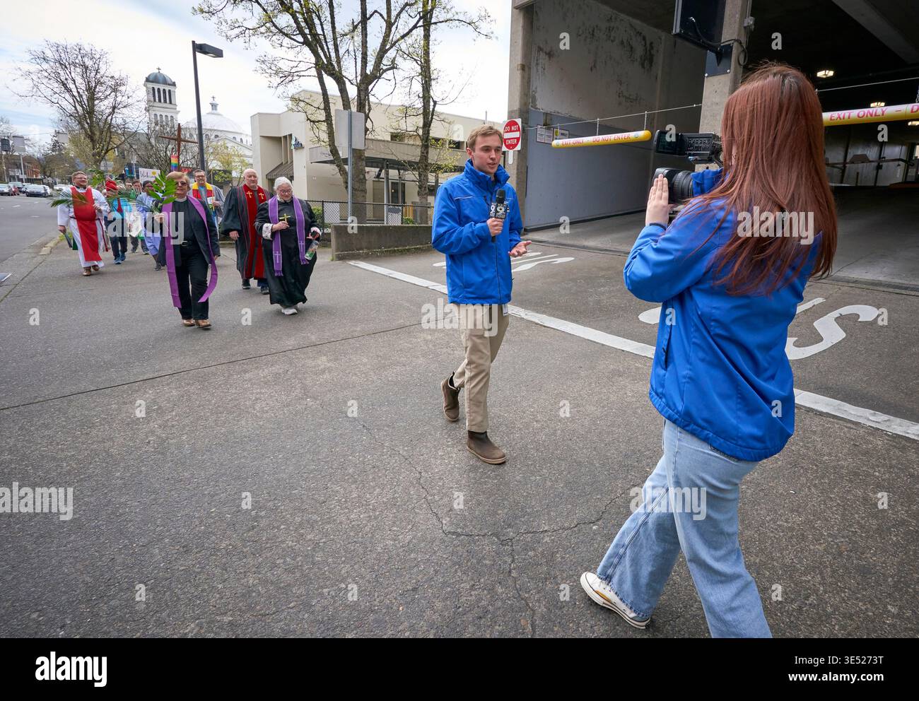 Un canale televisivo copre una celebrazione ecumenica della domenica delle Palme a Eugene, Oregon, il 29 2026 marzo. Foto Stock