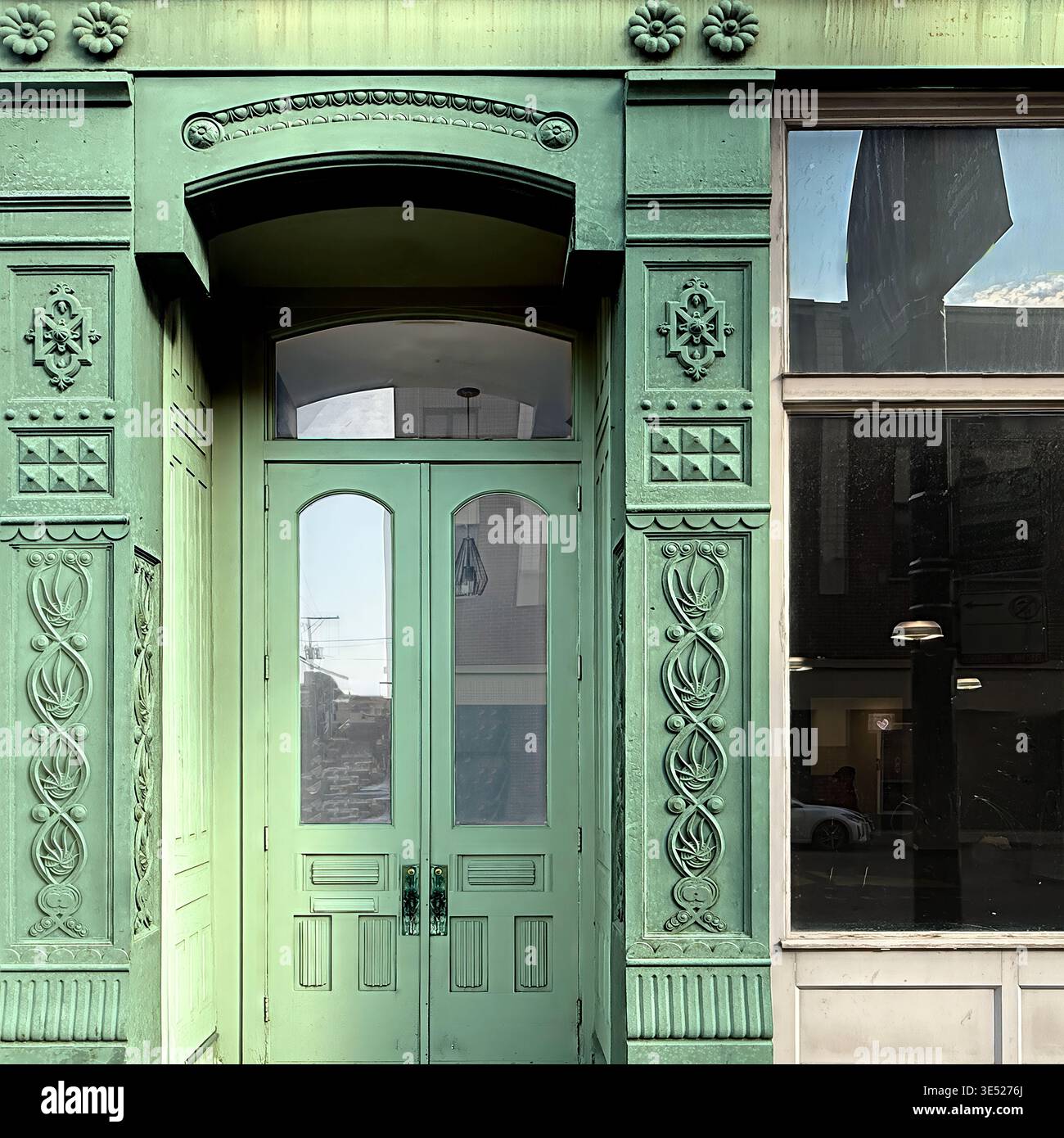 Porta verde con facciata decorativa e pannelli di vetro, Chicago - Immagine stock catturata con smartphone