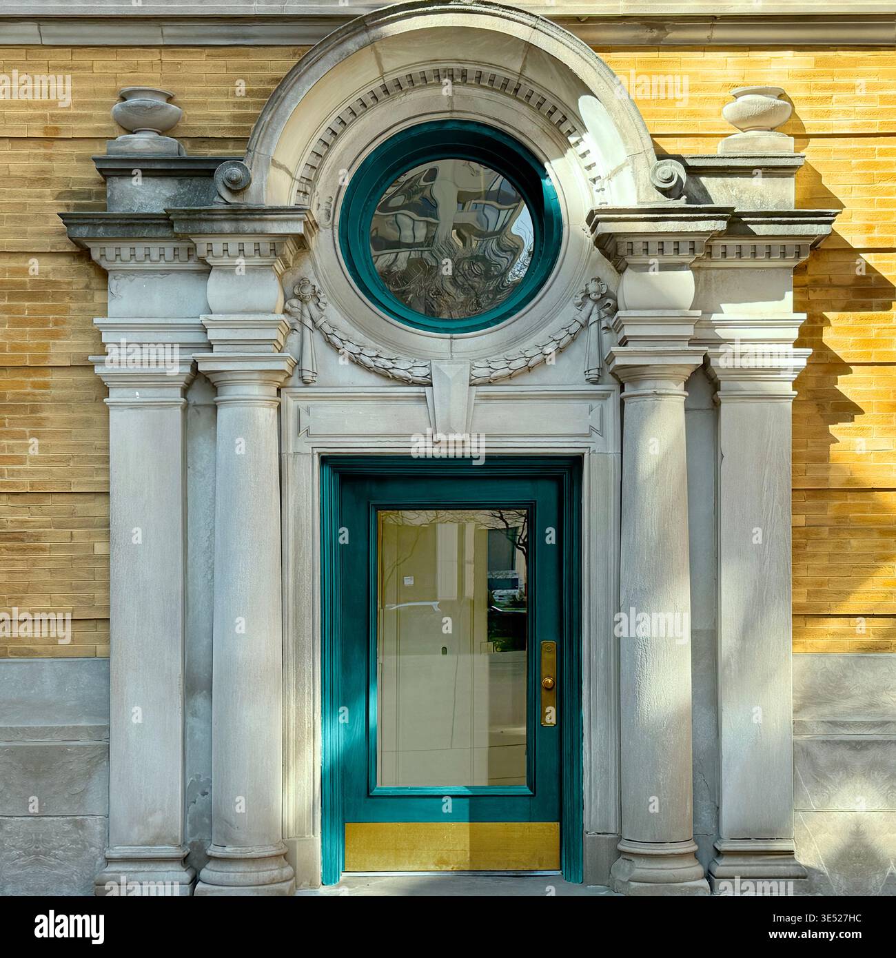 Porta verde con classico contorno in pietra e finestra rotonda, Chicago. - Immagine stock catturata con smartphone