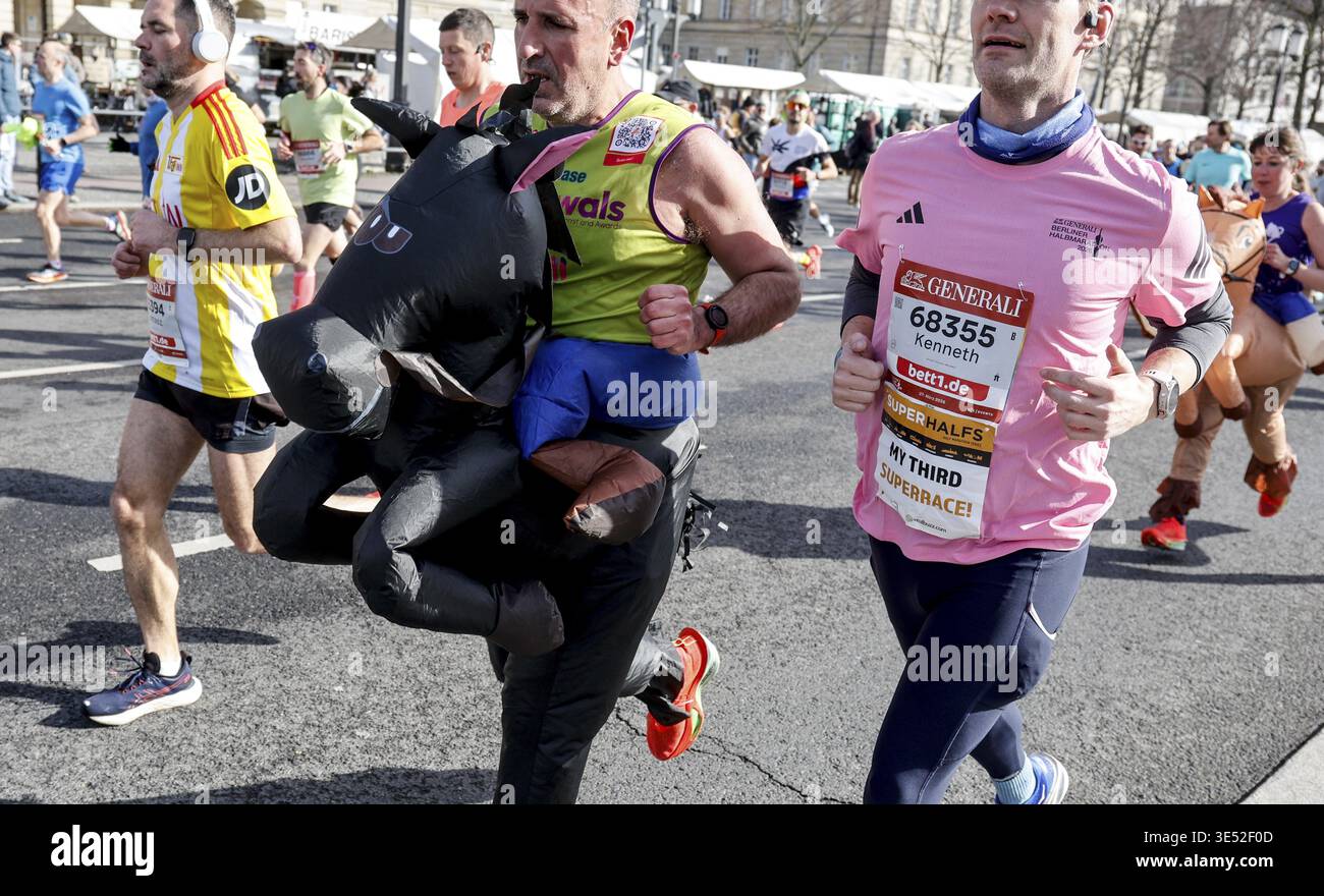 Corridore con il suo cavallo durante la generali Berlin Half Marathon, 29.03.2026, Berlino, Berlino, Germania Foto Stock