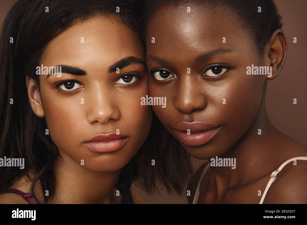 Primo piano ritratto di due belle donne afroamericane che guardano la fotocamera in studio Foto Stock