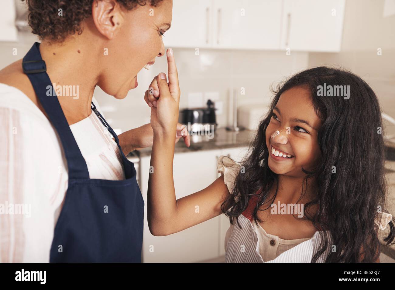 Nonna e nipote divertirsi insieme in cucina mentre si cuocano i cupcake Foto Stock