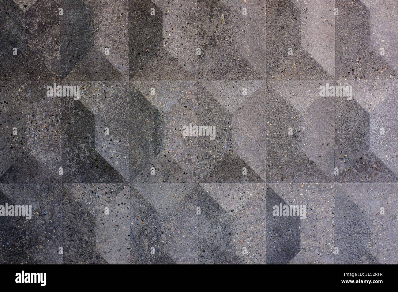 Consistenza di piastrelle in ceramica con rombo e piramidi in rilievo, superficie granulare. Sfondo volumetrico geometrico grigio Foto Stock