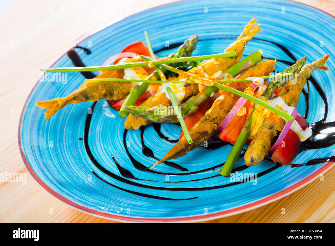 Acciughe in pastella con salsa e verdure Foto Stock