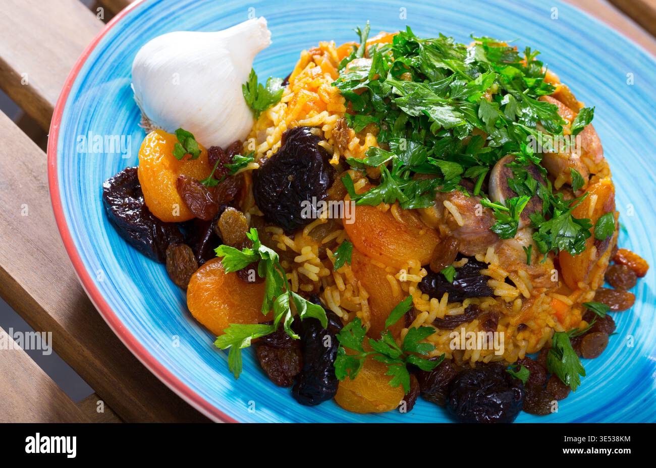 Pilaf di riso con montone, prugne, aglio Foto Stock