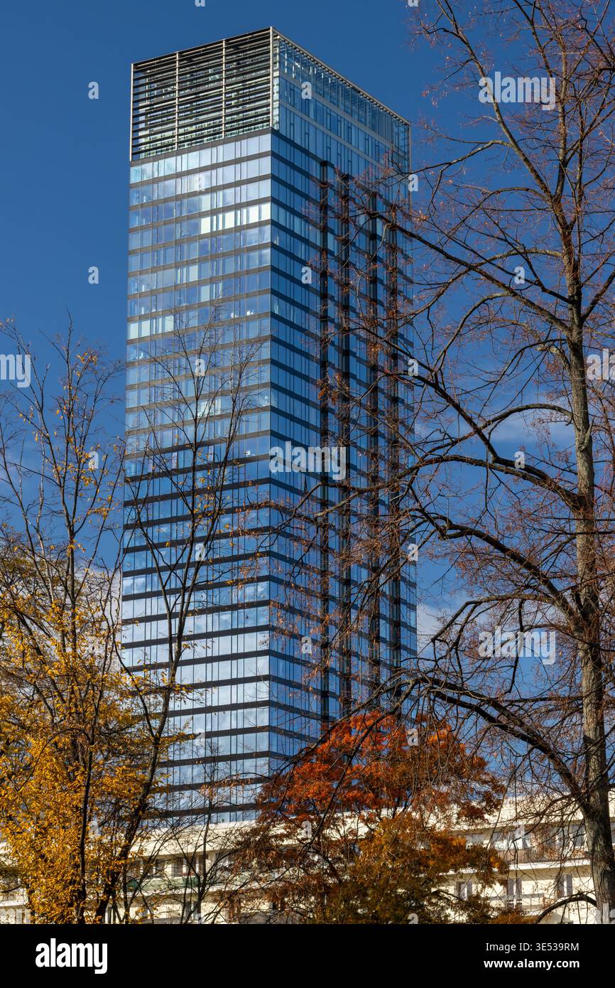 Cosmopolita Twarda 2/4, una torre residenziale in via Twarda nel quartiere Śródmieście nel centro di Varsavia, in una giornata di sole sotto i cieli blu Foto Stock