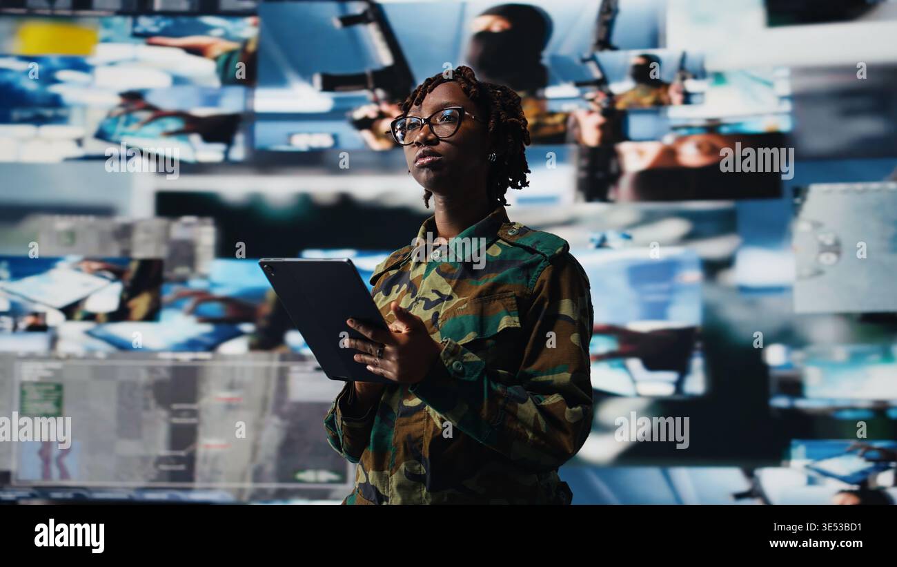 Un'agenzia di intelligence professionale che esegue la scansione di razzi nemici utilizzando l'app tablet. Operatore militare che utilizza sistemi radar su un dispositivo per rilevare missili balistici in arrivo, paese di servizio, telecamera A Foto Stock