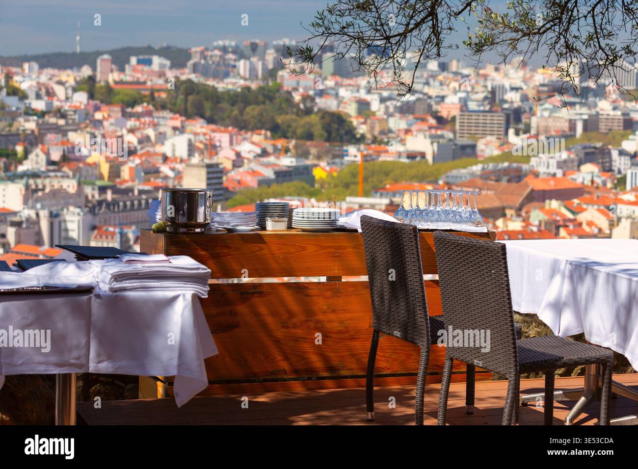 Terrazza ristorante all'aperto con tavoli e sedie che si affaccia sulla città di Lisbona, Portogallo Foto Stock